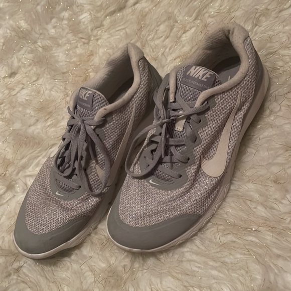 Nike | Woman’s size 9 | gray & white - Picture 2 of 6